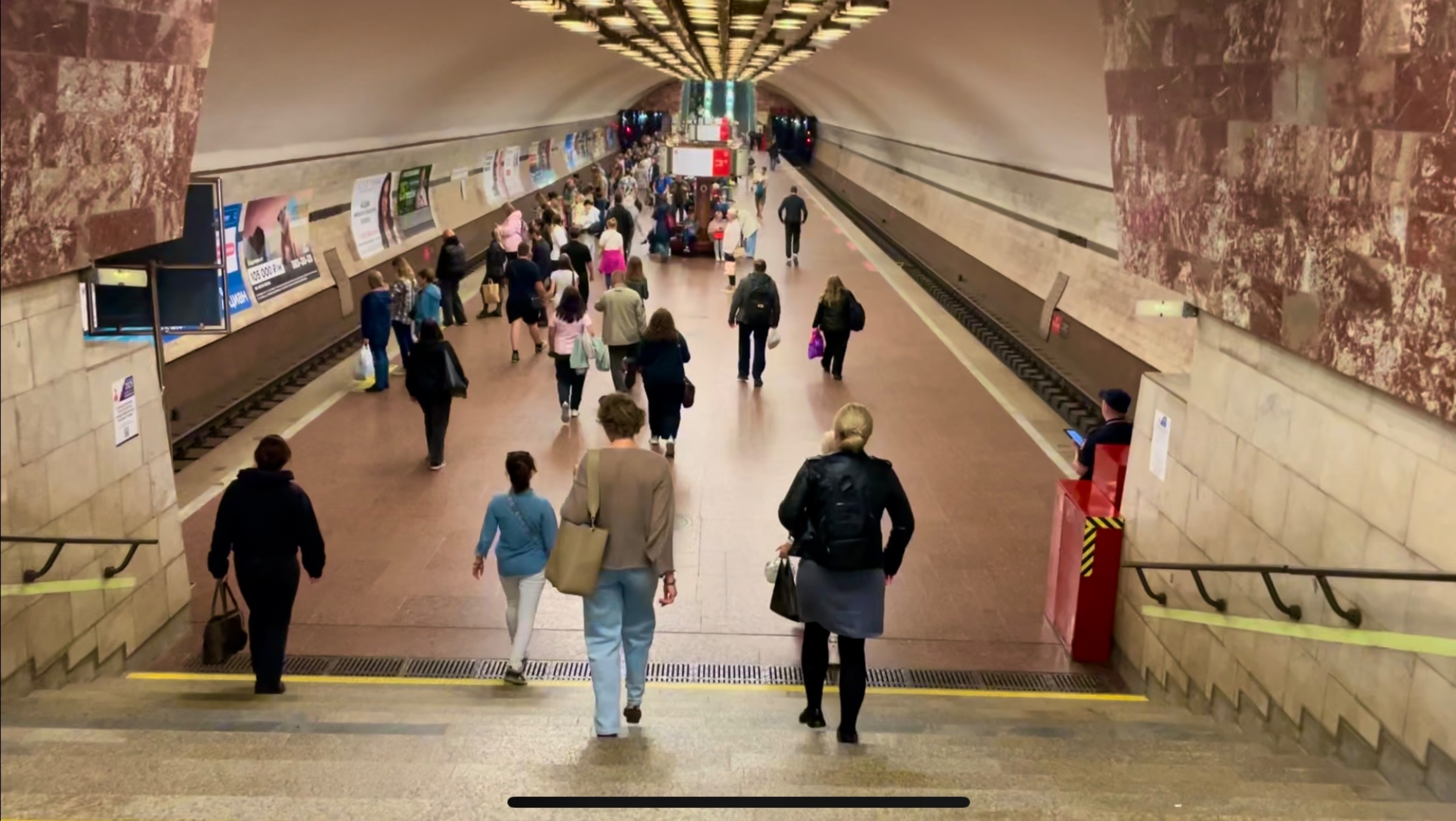В Новосибирском метро до левого берега, станции метро «Площадь Маркса». Эпизод 26