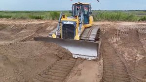 бульдозера SHANTUI C2, Который толкает самосвалы с камнем и песком, Перевозя Песок, Заполняющий озер