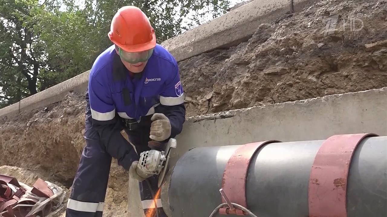 Специалисты из Москвы восстанавливают разрушенные объекты и возводят новые в Донецке и Луганске