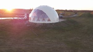 Большой геокупол D12 для глэмпинга и базы отдыха: современное пространство на природе под ресторан