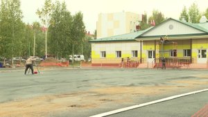 В Нефтеюганске строят универсальную спортивную площадку