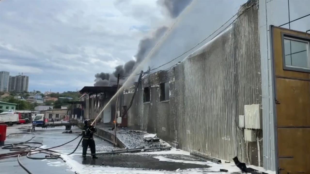 Сильный пожар вспыхнул на складе со стройматериалами во Владивостоке