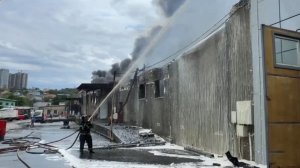 Сильный пожар вспыхнул на складе со стройматериалами во Владивостоке