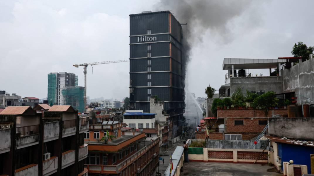 Названный символом роскоши в сердце Катманду отель сгорел в результате поджога