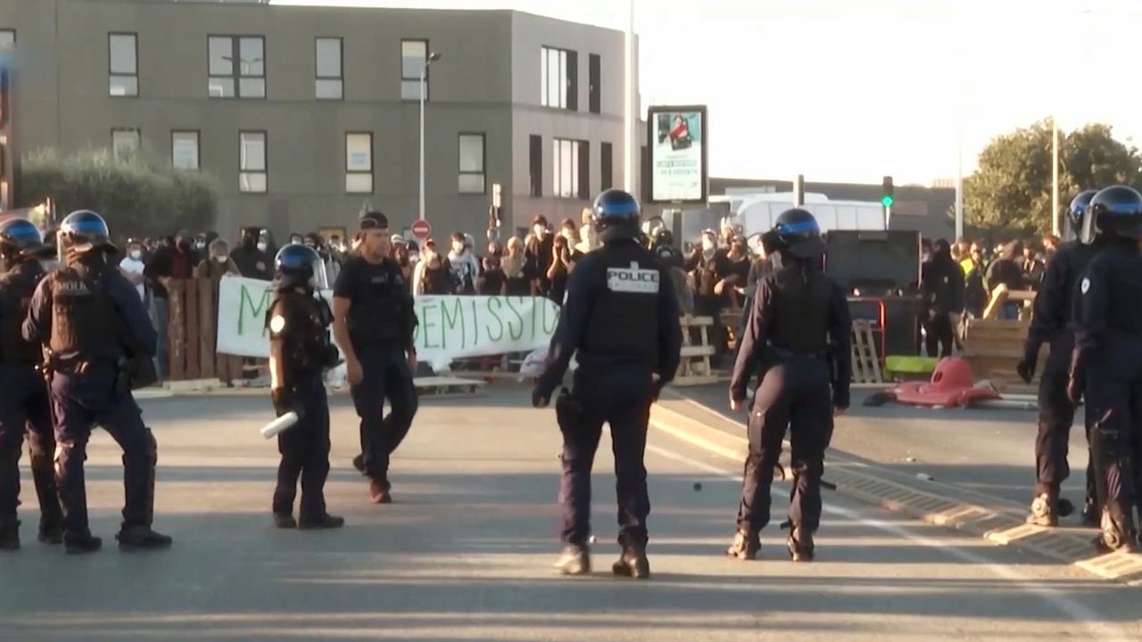 Баррикады и костры: во Франции вспыхнули акции протеста "Заблокируем все"