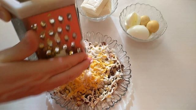 Слоёный салат из рыбных консервов. Очень вкусно!