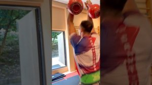 Толчок гирь 101 подъем 64 килограмма в сумме