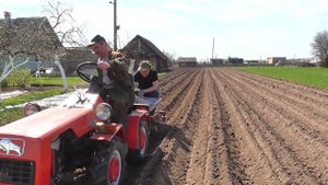 МТЗ 132н и мотоблочная картофелесажалка Посадка картош