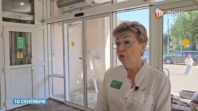 У детской поликлиники ремонтируют ступени