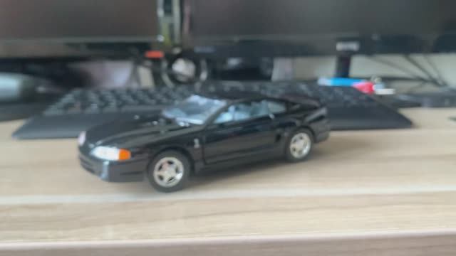 Обзор модели Ford Mustang SVT Cobra 1998 в масштабе 1/24 от Motormax