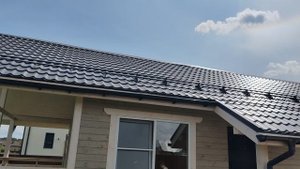 Вид крыши из металлочерепицы на каркасном доме
