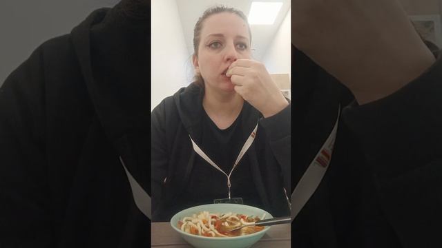 Ем свой вкуснецкий лагманчик и болтаю о том о сëм ☺🥰❤ #емнакамеру#итинг#мукбангроссия#