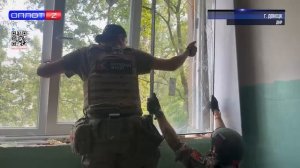 Волонтеры устраняют последствия обстрела в школах