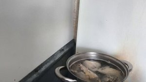 Петя готовит рыбу.