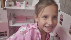 Алиса 15 минут играет в домик с куклами