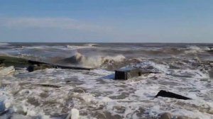 Сегодня море красиво штормит. Потрясающе красивые волны размывают берег