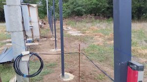 Бетонирую столбы . Работа в полном разгаре .