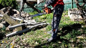 Почему бензопила останавливается на холостых оборота