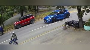 чучело водитель,не посмотрев в зеркало заднего вида, не убедился в манёвре, будто он один на свете