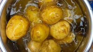 КАК БЫСТРО ПОЧИСТИТЬ МОЛОДУЮ КАРТОШКУ КАРТОФЕЛЬ гото?