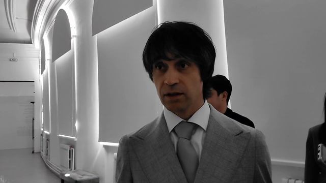 Вход в первый зал и оформление выставки смотреть онлайн