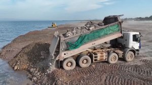 Засыпка Камня В Море Почти Завершена, Самосвал TRAGO Грузоподъемностью 25,5 ТОНН Перевозит Камень И