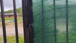 Красивый и функциональный забор из фасадный сетки и п?