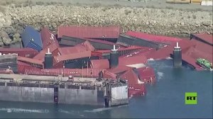 مشاهد جوية لعشرات الحاويات تطفو في ميناء كاليفورنيا بعد سقوطها من سفينة الشحن