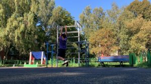 Russisk mann gjør pull-ups for å bli en bedre maratonløper :)