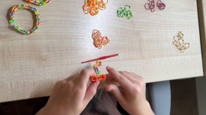 Плетём браслетик из резиночек своими руками 😎🦖