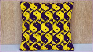 Подушка крючком с узором Инь Ян.