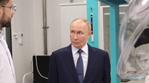 Владимир Путин посетил лабораторный комплекс университета "Сириус". 9 сентября 2025. Kremlin.ru