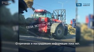 На М-4 в Тульской области перевернулся грузовик с сеном