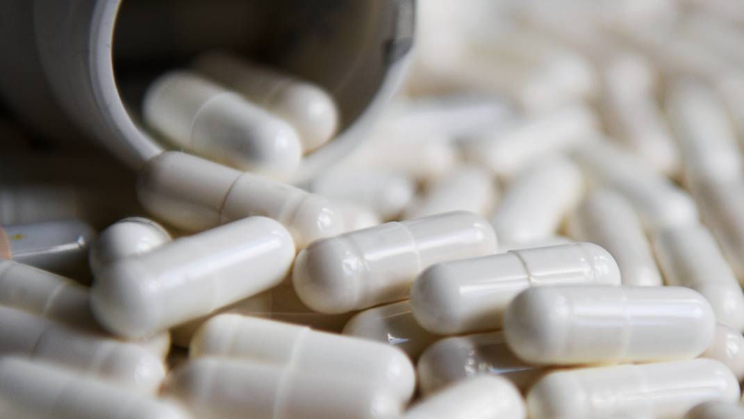 Только разрешенные препараты: российские врачи смогут назначать БАДы