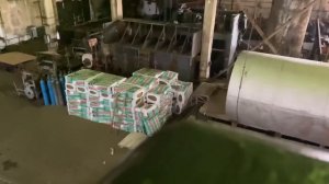 Слаженная работа в бригаде на заводе в цеху