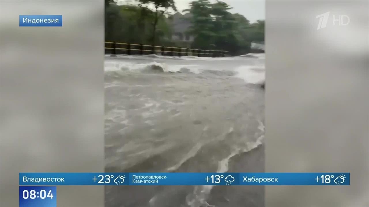 Появились кадры обрушения дома на Бали из-за наводнения