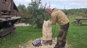 Они встретились.Ёжик в тумане-скульптуры из дерева.