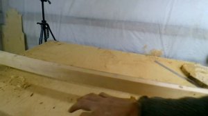 Выравнивание спила дерева бензопилой. Лесная мебель.