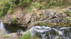 Водопад в деревне Красноселка. Мы в дороге в гости в Юргу. Что это за колоски ?