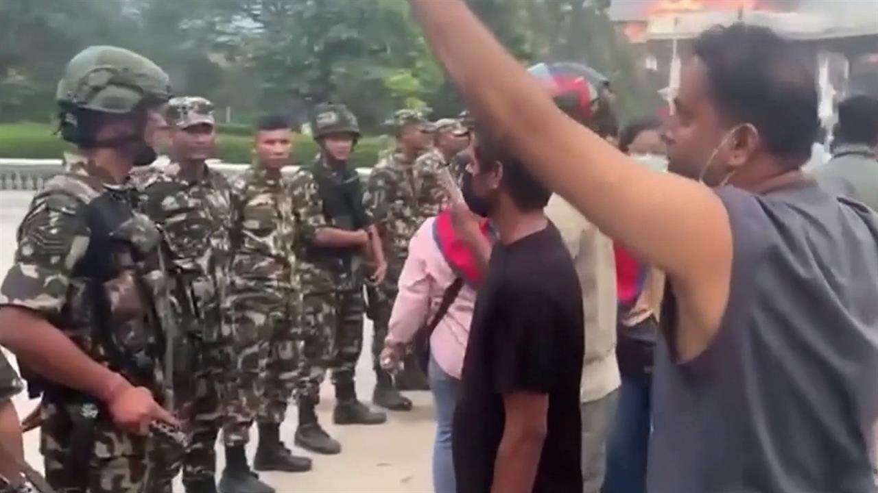 Армия Непала постепенно берет под контроль критически важные объекты