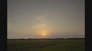 Ночной таймлапс Луны над горизонтом, Лунного затмение, восхода Луны и таймлапс Луны на фоне пруда.