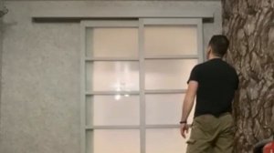 Межкомнатная перегородка с матовым стеклом. Видео с монтажа