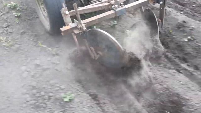 ОКУЧИВАНИЕ КАРТОФЕЛЯ МОТОБЛОКОМ (диски или плужки чт? смотреть онлайн