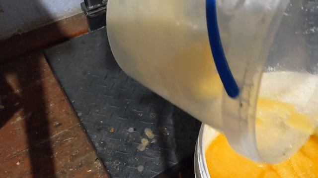 Подкормка пчел в безвзяточный период. Удобные кормушк смотреть онлайн