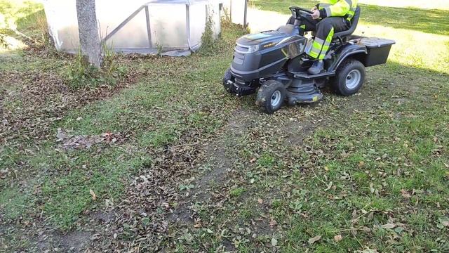 Уборка листьев садовым трактором. Сборник для листвы. смотреть онлайн