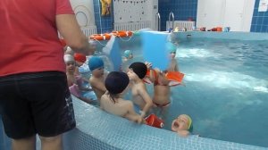 дети в бассейне
