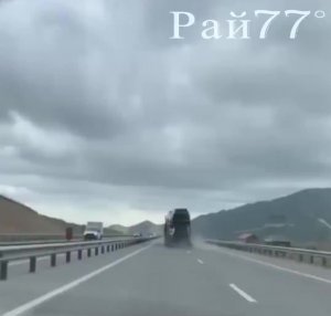 Водитель автовоза спас легковушки