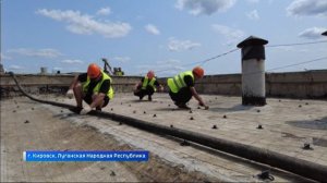 Иркутская область ремонтирует дороги и кровли домов в подшефном городе Кировске ЛНР