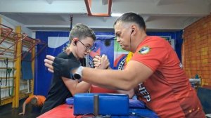 отработка старта в армрестлинге на старинном кассетном плеере 1993 года