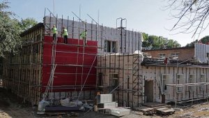 Константин Шестаков проверил ход строительства детского сада на Постышева, 7а.